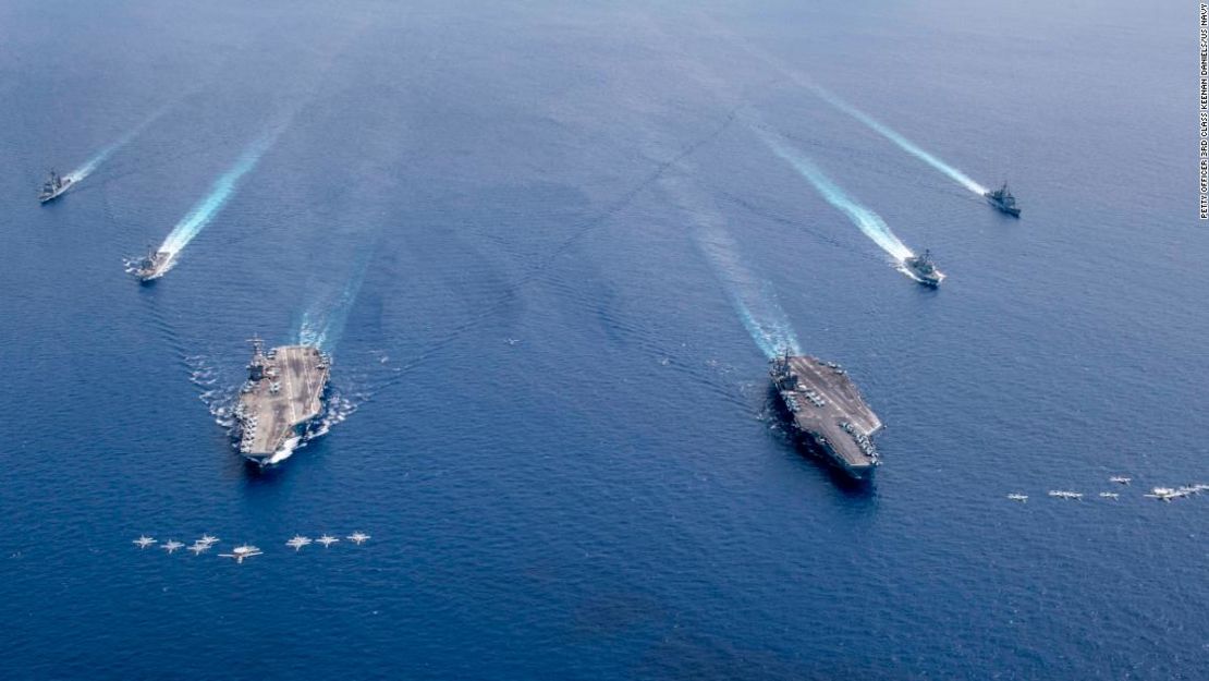 Los portaaviones USS Ronald Reagan y USS Nimitz en un despliegue en el Mar de China Meridional en 2020