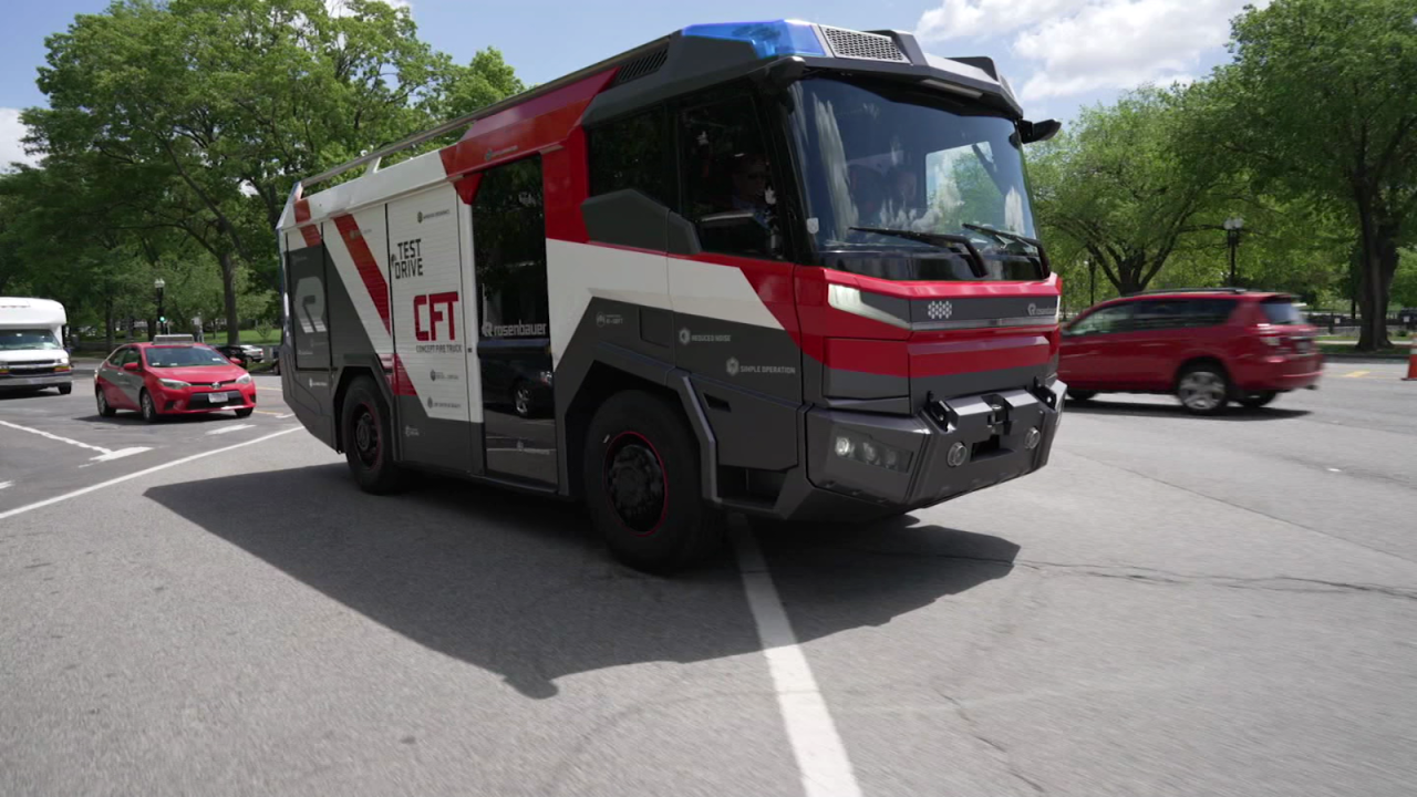 CNNE 1002915 - este camion de bomberos es totalmente electrico