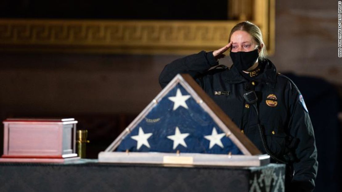 Una agente de la policía del Capitolio rinde homenaje antes de una ceremonia en memoria del agente de la policía del Capitolio de Estados Unidos Brian D. Sicknick, de 42 años, mientras yace en honor en la Rotonda del Capitolio el miércoles 3 de febrero de 2021