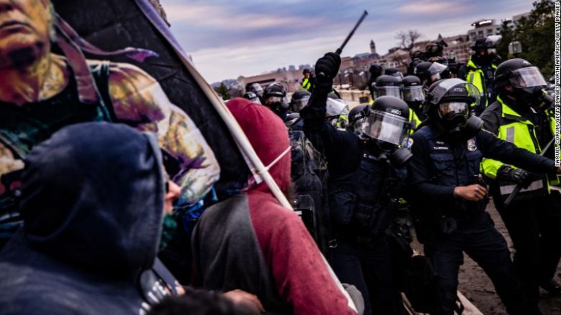 Agentes de policía intentan hacer retroceder a una turba pro-Trump que intenta irrumpir en el Capitolio de Estados Unidos tras un mitin con el presidente Donald Trump el 6 de enero de 2021 en Washington, DC.