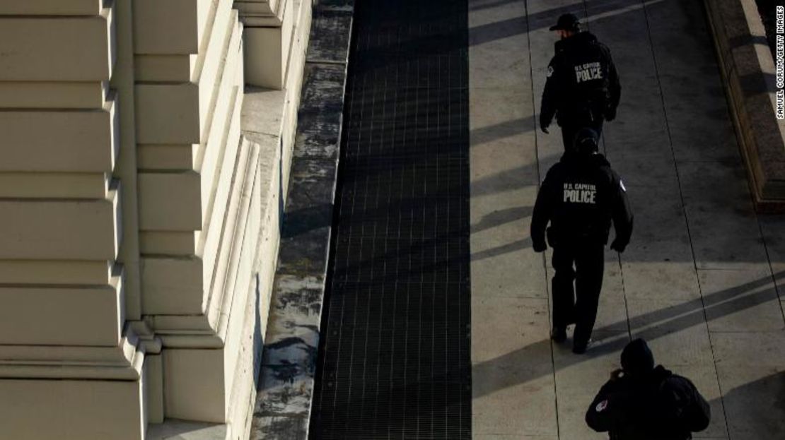 Agentes de la Policía del Capitolio recorren el recinto del edificio del Capitolio de Estados Unidos el 7 de enero de 2021 en Washington, DC.