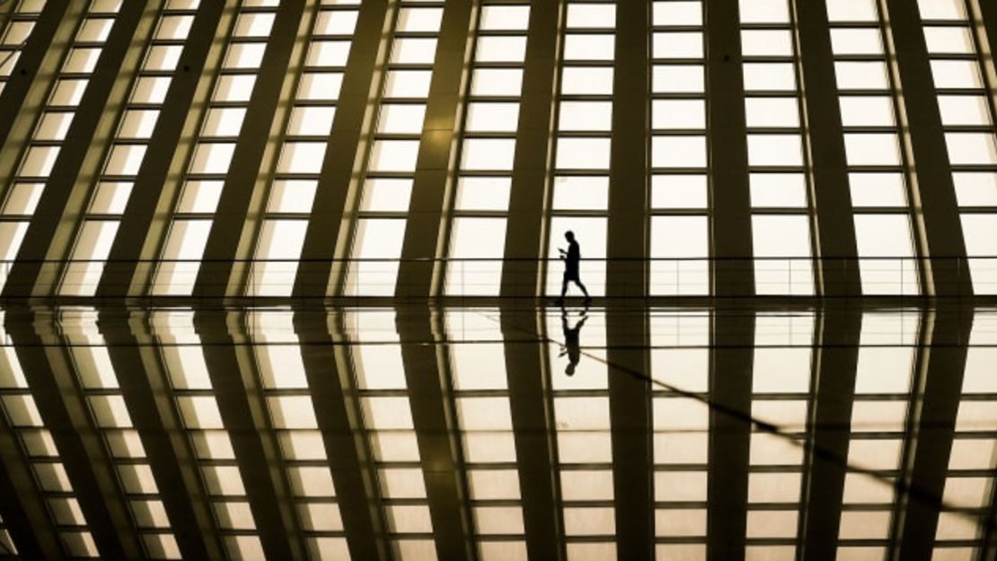 Aquí no hay plataformas frías. Un pasajero espera para abordar su tren en una estación de trenes de alta velocidad en Shanghai. Crédito: Lintao Zhang/Getty Images AsiaPac/Getty Images