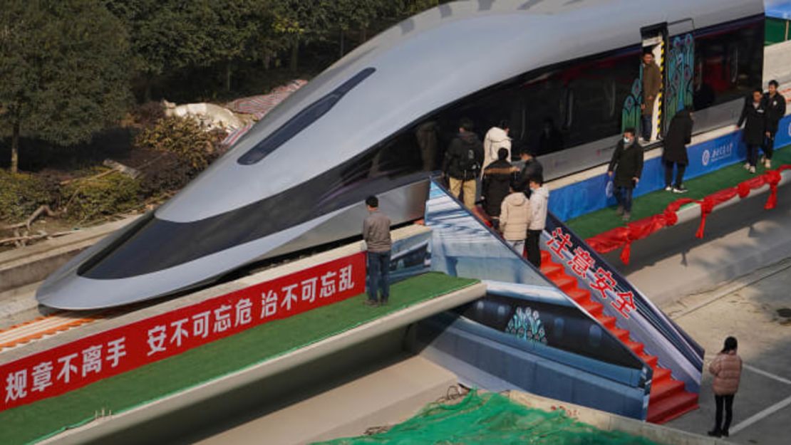 En enero, China reveló el prototipo de un nuevo tren Maglev de alta velocidad que es capaz de alcanzar velocidades de 620 kilómetros (385 millas) por hora. Crédito: STR/AFP/Getty Images