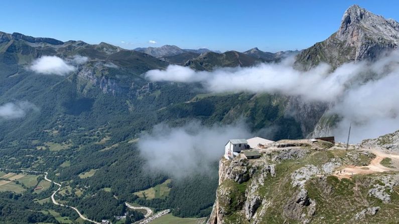 Para tener vistas sobre un mar de nubes, el teleférico de Fuente Dé, en Cantabria, te deja en el Mirador del Cable, un balcón para vislumbrar los Picos de Europa, en el norte de España.