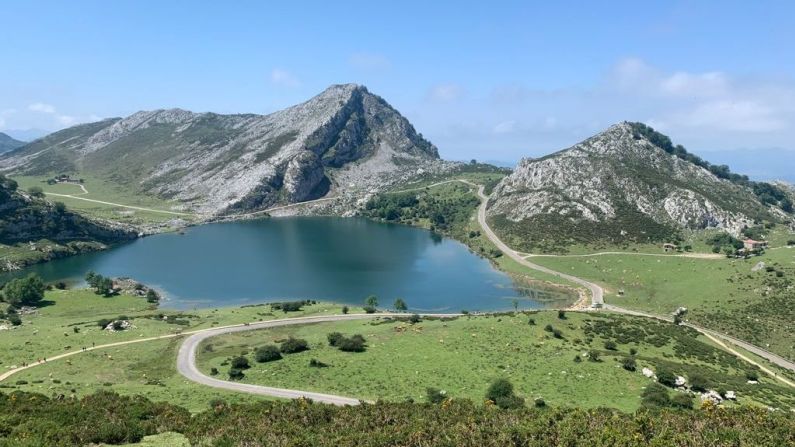 Los Lagos de Covadonga están ubicados en el Parque Natural de los Picos de Europa en la comunidad autónoma de Asturias.