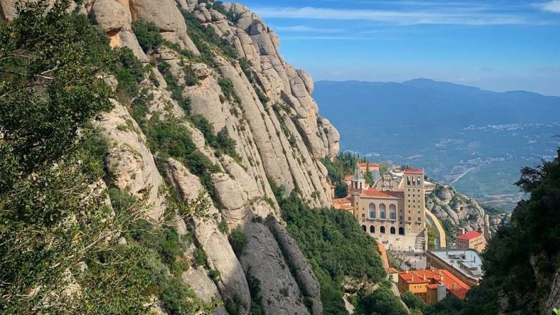 Puedes subir a Montserrat a pie, en tren o en teleférico y recorrer las zonas del monasterio, visitar la Virgen de Montserrat, conocida como La Moreneta, y respirar aire puro caminando por distintos senderos.