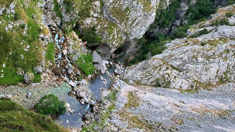 Conocida como la Garganta Divina, la Ruta del Cares recorre unos kms 21 de ida y vuelta entre Asturias y León, en el norte de España.