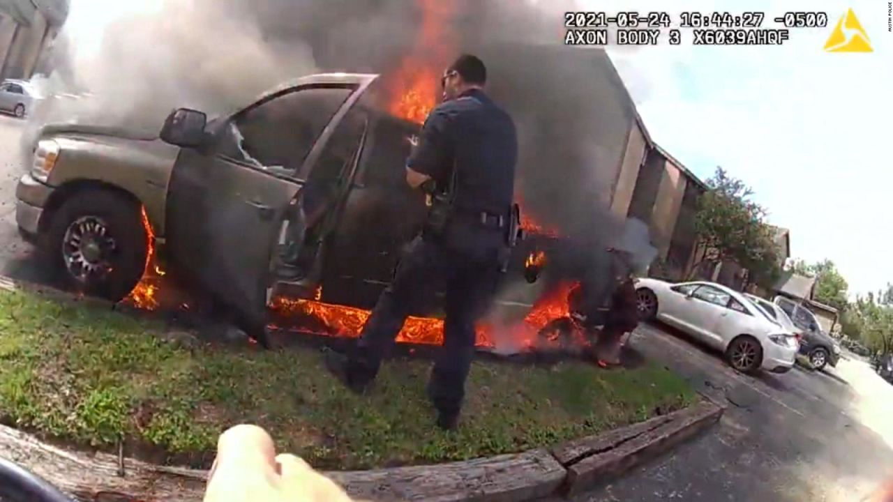 CNNE 1003546 - en video- policias salvan a un hombre del fuegoen texas