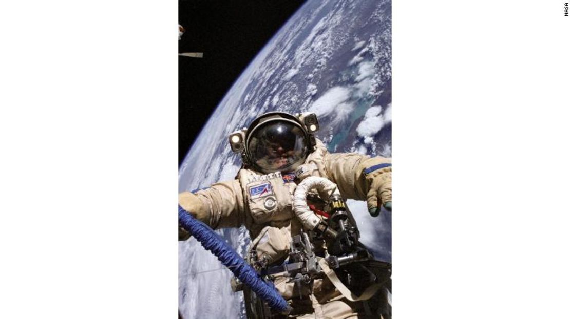 El astronauta Mike Fincke realizó una caminata espacial el 3 de agosto de 2004, con el traje espacial ruso Orlan. Se puede ver la Tierra detrás de él.