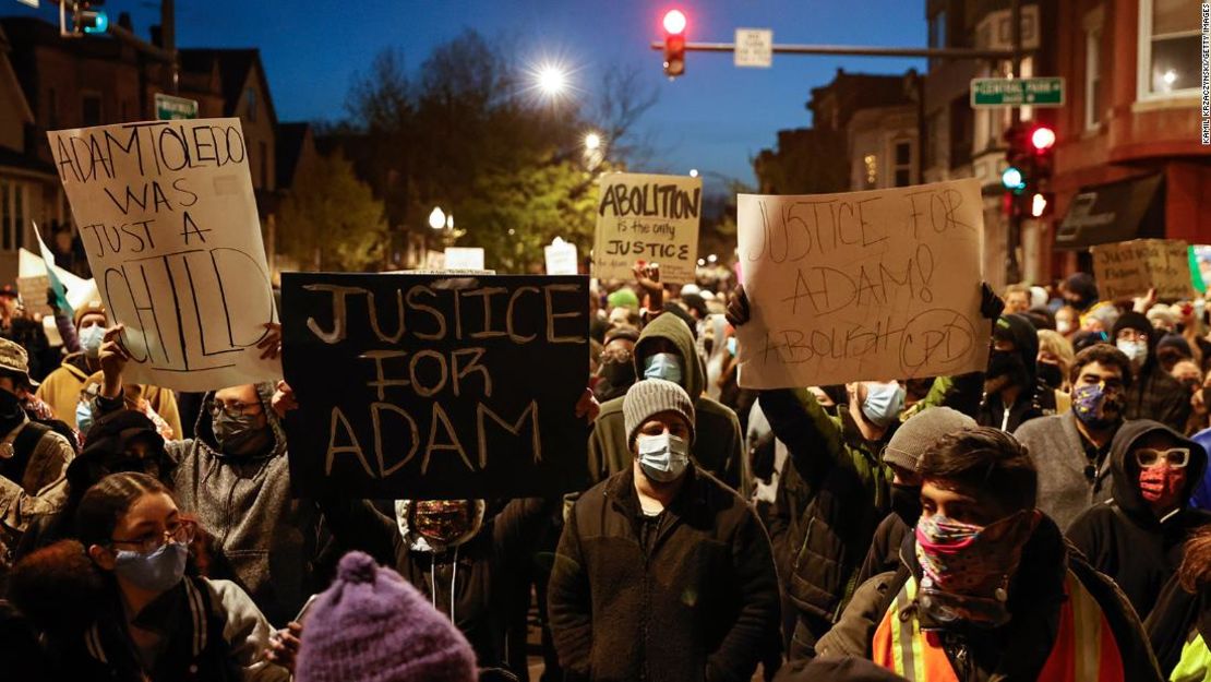 Manifestantes marchan por el barrio de Logan Square durante una protesta el 16 de abril de 2021 en Chicago.