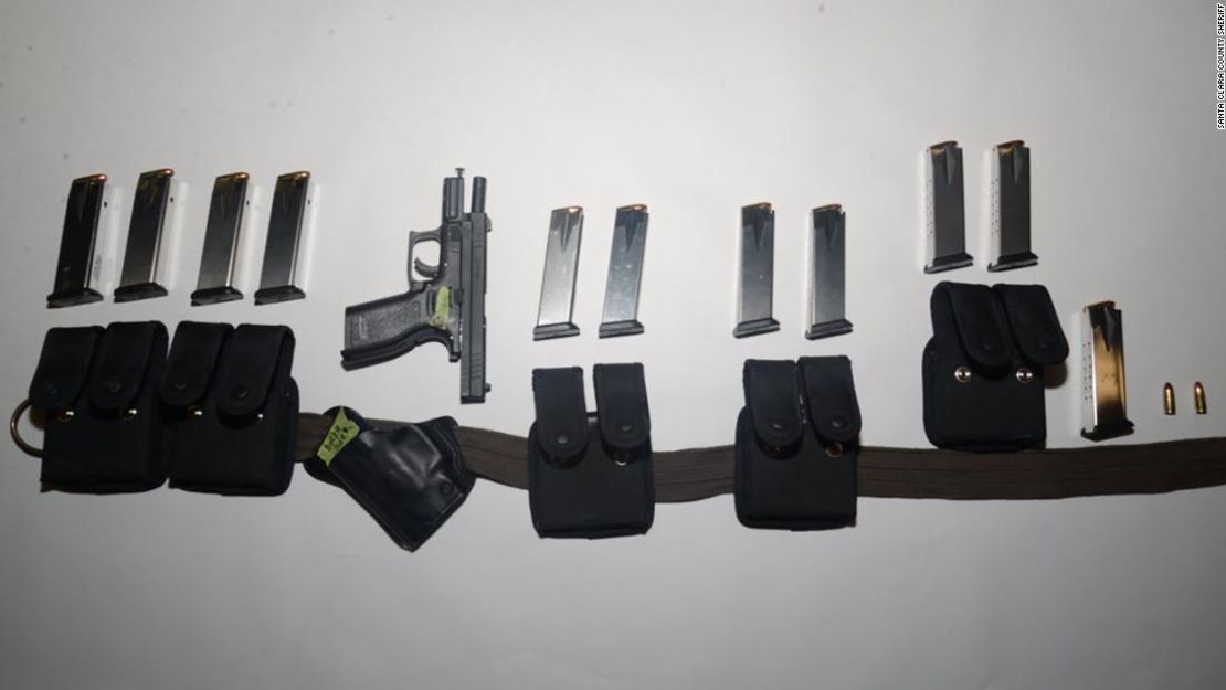 Parte de las armas halladas durante el registro de la casa de Cassidy en San José.