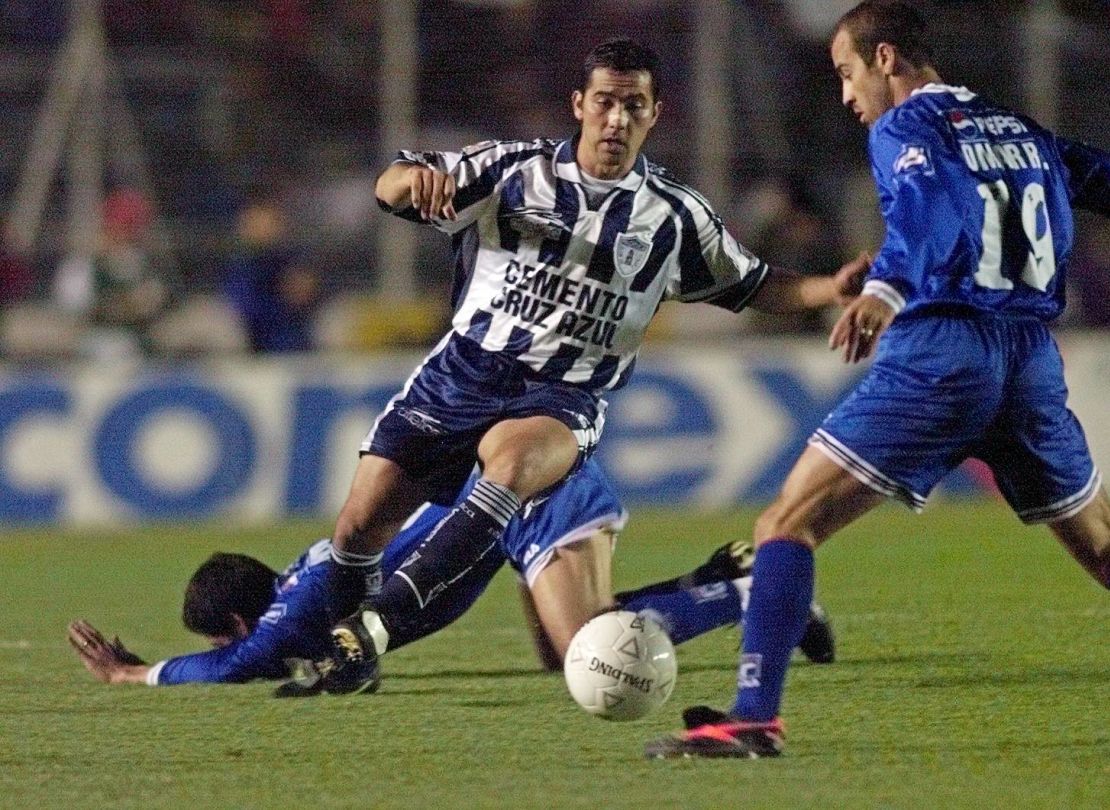 El defensor del Pachuca Gerardo Mascareno disputa el balón con el delantero del Cruz Azul en la primera mitad de la final de futbol del torneo mexicano el 19 Diciembre 1999. Crédito: JORGE SILVA / AFP / Getty Images