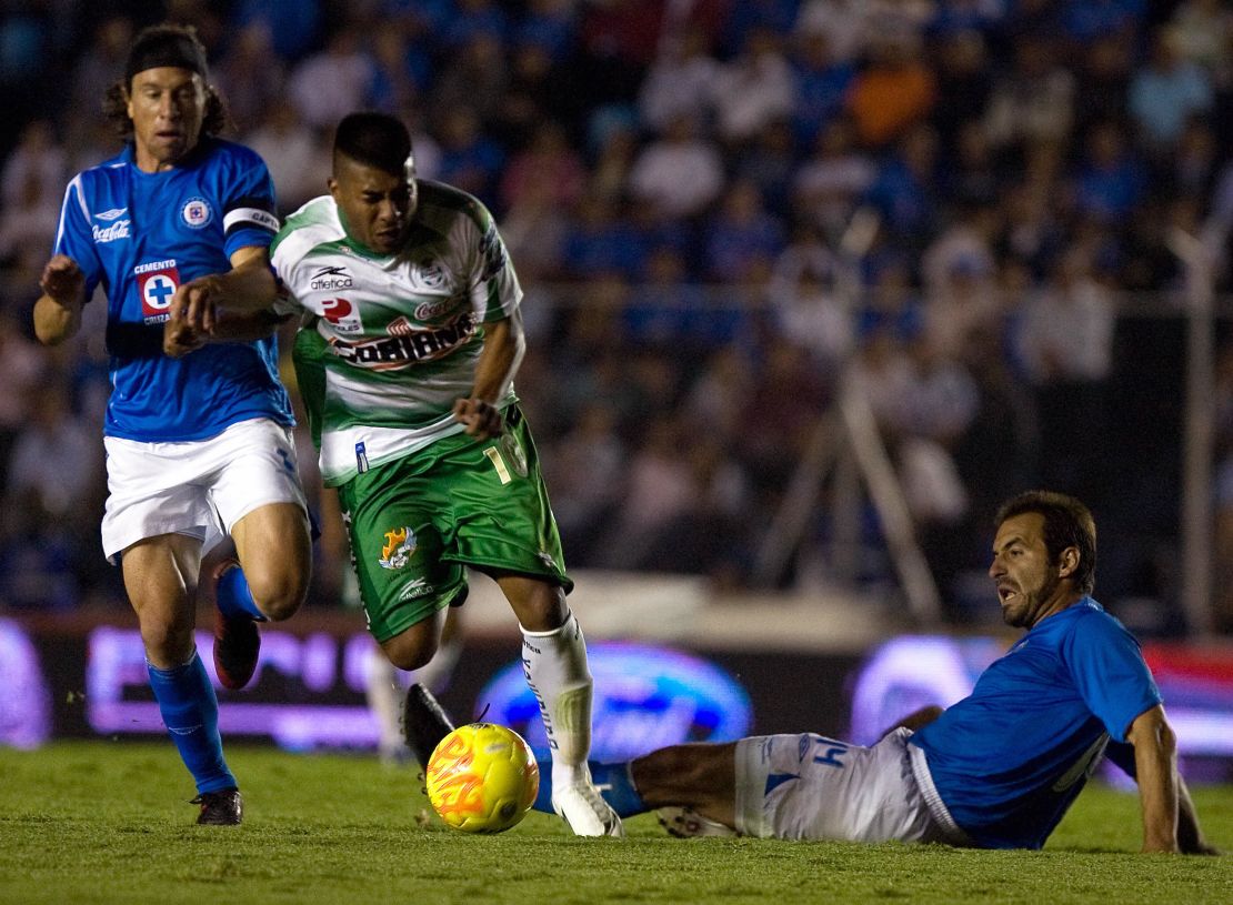 Gerardo Torrado y Joaquín Beltrán del Cruz Azul pelean por el balón con Christian Benítez del Santos durante el partido de ida de la final de la Liga Mexicana en la Ciudad de México el 29 de mayo de 2008. Crédito: LUIS ACOSTA / AFP / Getty Images