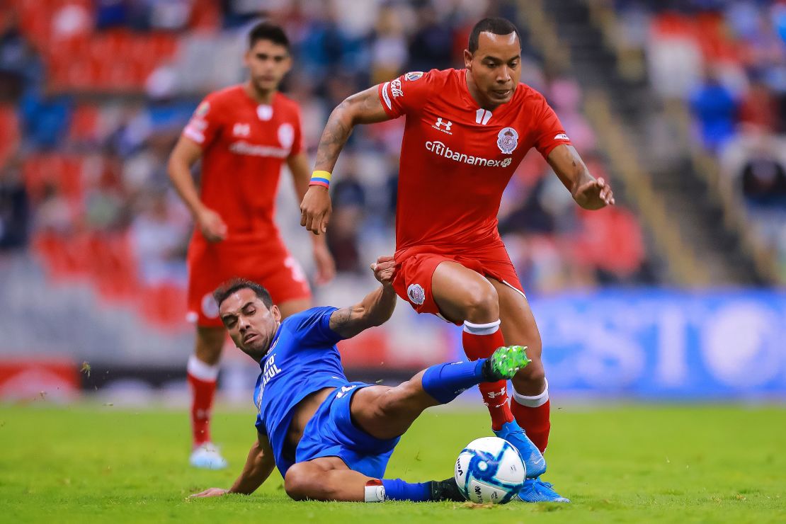 Adrian Aldrete del Cruz Azul lucha por el balón contra Edgar Pardo del Toluca durante la segunda la final vuelta del Torneo Apertura 2019 Liga MX en el Estadio Azteca el 27 de julio de 2019 en la Ciudad de México. Crédito: Manuel Velasquez/Getty Images