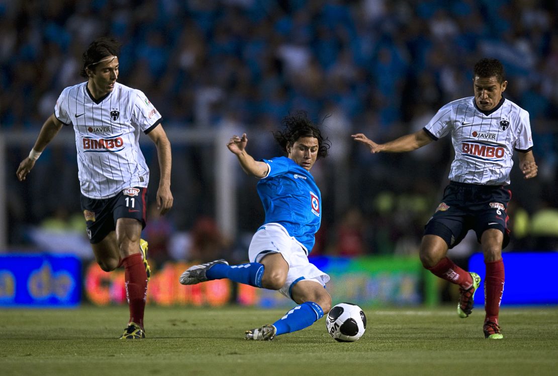 Julio César Domínguez del Cruz Azul compite por el balón con Aldo de Nigris del Monterrey y Luis Ernesto Pérez durante el partido final de la Liga Mexicana de Fútbol, en la Ciudad de México, el 13 de diciembre de 2009. Crédito: AFP PHOTO / Luis Acosta / Getty Images