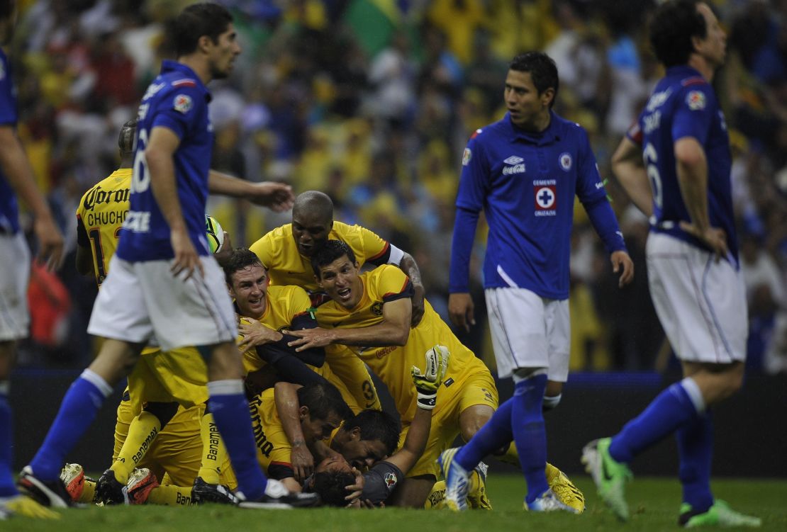 Jugadores del América celebran después de ganar la final del torneo Clausura contra Cruz Azul en penales en el estadio Azteca de la Ciudad de México el 26 de mayo de 2013. Crédito: Ronaldo Schemidt / AFP / Getty Images