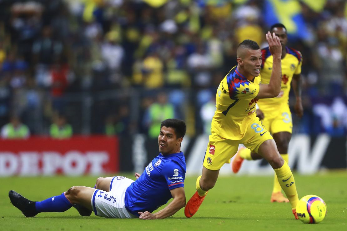 Francisco Silva del Cruz Azul lucha por el balón con Matheus Uribe del América durante la 13a del Torneo Clausura 2018 Liga MX en el Estadio Azteca el 31 de marzo de 2018 en la Ciudad de México. Crédito: Héctor Vivas / Getty Images