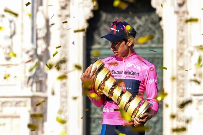 Egan Bernal, de Colombia, celebra con el Trofeo Senza Fine en el podio tras ganar el Giro de Italia 2021 tras la 21ª y última etapa el 30 de mayo de 2021 en Milán.
