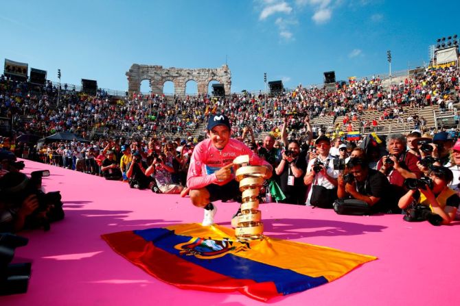 Richard Carapaz, de Ecuador, posa con el Trofeo Senza Fine de la bandera de Ecuador durante las ceremonias del podio en la arena de Verona, después de la etapa final del 102º Giro de Italia el 2 de junio de 2019.