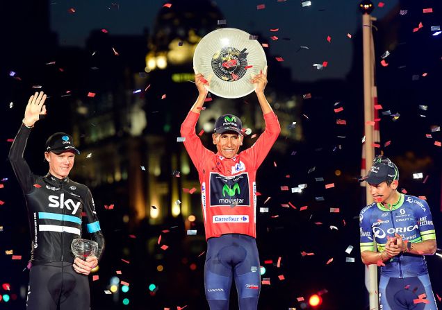 El ciclista colombiano Nairo Quintana celebra en el podio su victoria en la 71ª edición de la Vuelta a España, el 11 de septiembre de 2016.