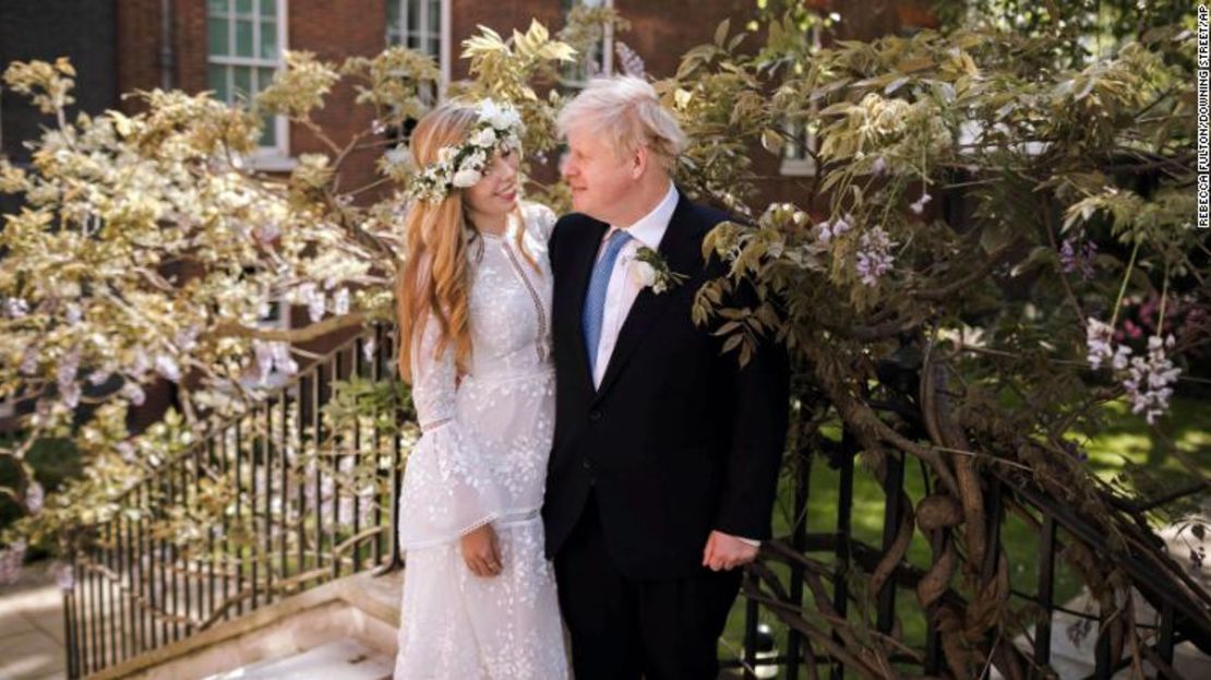 Boris y Carrie Johnson posan juntos en el jardín del número 10 de Downing Street después de su boda.