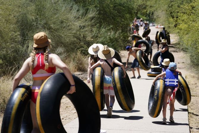 Gente con flotadores se dirige a la parte baja del río Salt en Arizona el sábado. Cheryl Evans / The Republic / Imagn Content Services, LLC