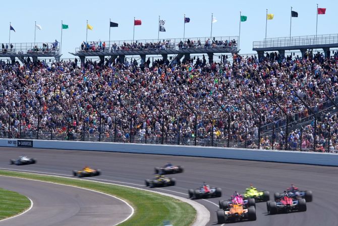 Aficionados observan la carrera de autos 500 de Indianápolis el domingo. El evento de este año en el Indianapolis Motor Speedway fue anunciado como el evento deportivo más concurrido desde el inicio de la pandemia, y las 135.000 entradas disponibles se agotaron rápidamente. Darron Cummings / AP