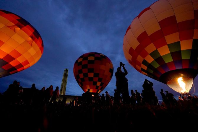 Los globos aerostáticos dominan el campo frente al Museo y Memorial Nacional de la Primera Guerra Mundial en Kansas City, Missouri. Charlie Riedel / AP