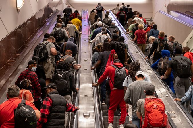 Gente en escaleras mecánicas en su camino al reclamo de equipaje en el Aeropuerto Internacional Hartsfield-Jackson en Atlanta el viernes 28 de mayo. Will Lanzoni / CNN