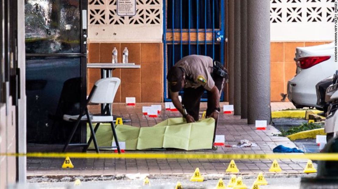 Un agente de Miami-Dade cubre un cadáver en el exterior de un club alquilado para un concierto.