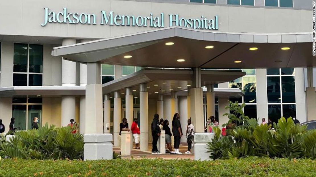 Algunos de los allegados de las víctimas del tiroteo esperan fuera del Centro de Traumatismos Ryder del Hospital Jackson Memorial de Miami el domingo.