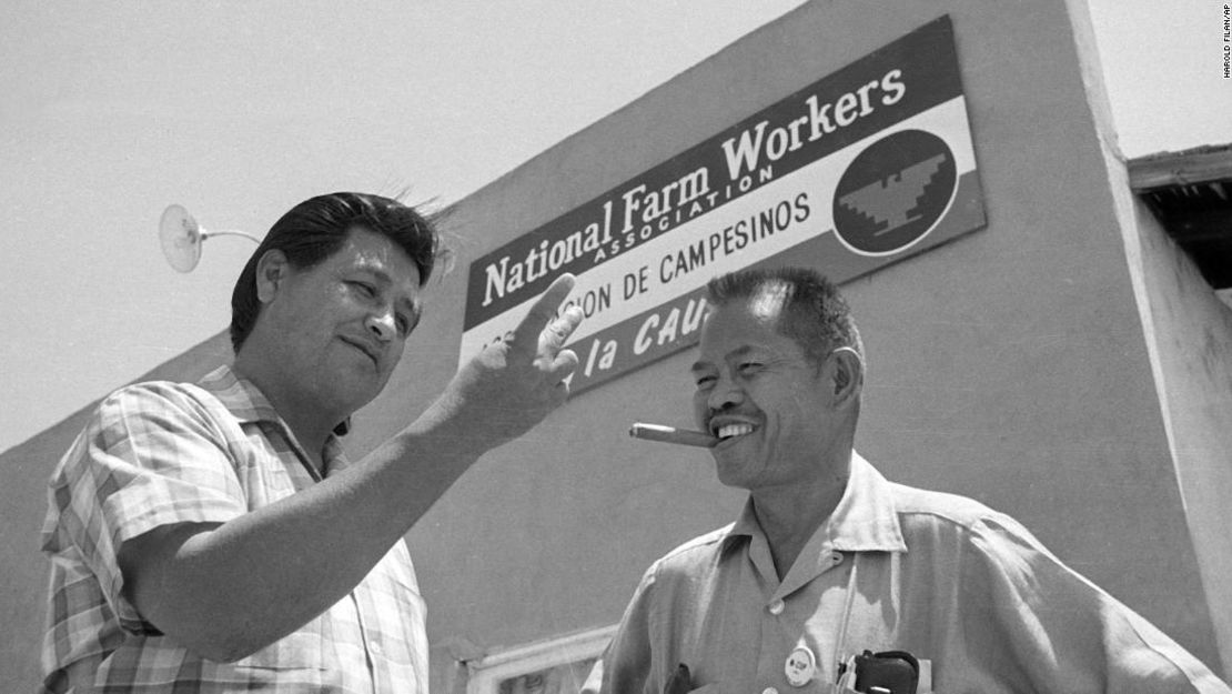 Larry Itliong, a la derecha, un líder sindical filipino-estadounidense y organizador con el líder de United Farm Workers Cesar Chavez, izquierda, en frente de la sede sindical.