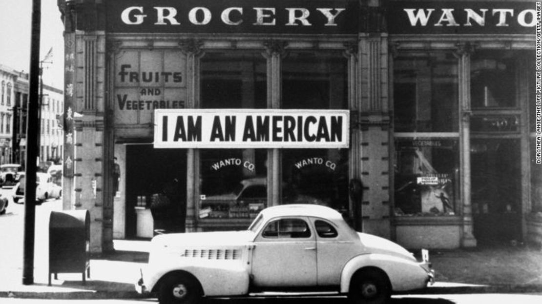 Un cartel que dice: 'I AM AN AMERICAN' ("Soy estadounidense"), en la tienda de comestibles Wanto Co en Oakland, California, el día después del ataque a Pearl Harbor, el 8 de diciembre de 1941.