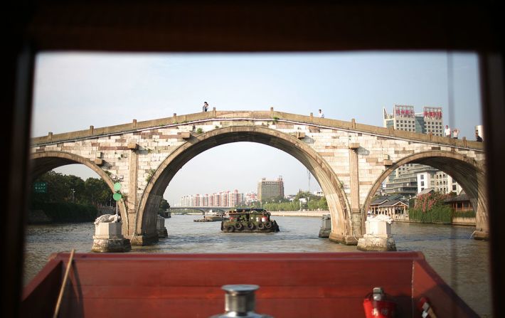 Barcos de carga navegan por debajo del Puente Gong Chen en el Gran Canal de China, en 2008.