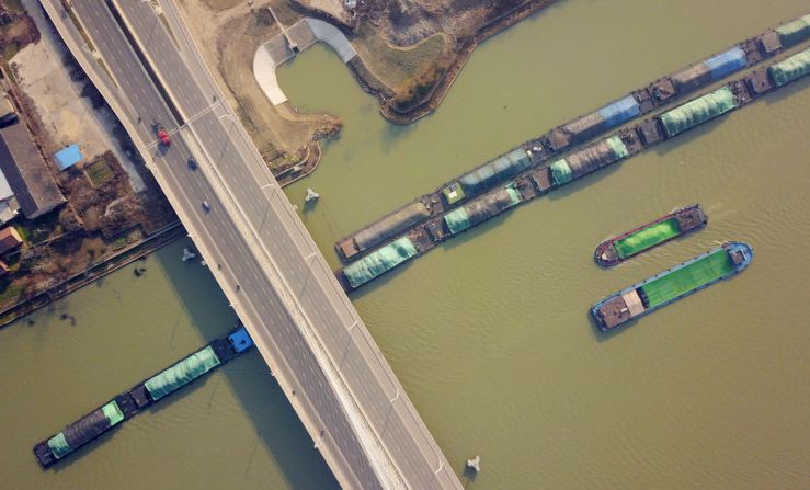 Barcazas navegan por el Gran Canal de China en torno a la ciudad de Hangzhou, en 2019.
