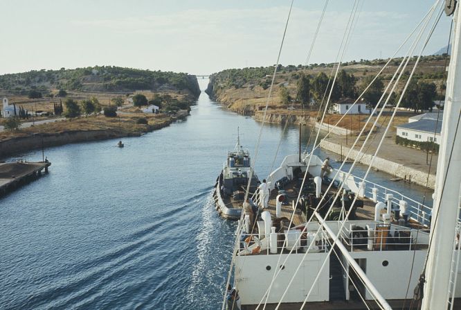 Un buque es remolcado por el Canal de Corinto en la década de 1960.
