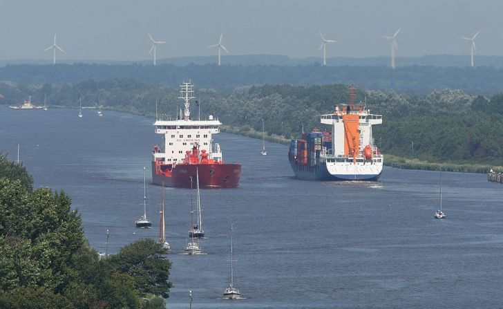 Buques de carga y veleros navegan por el Canal de Kiel en Alemania en 2007.