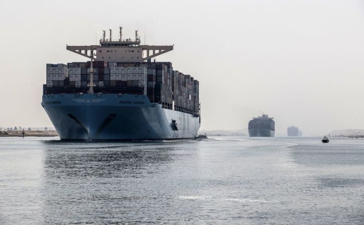 Un buque navega por una nueva sección del Canal de Suez.