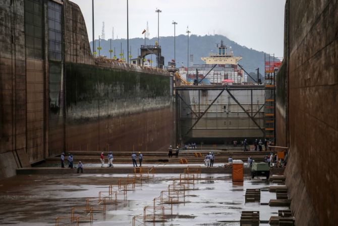 Trabajadores realizan tareas de mantenimiento en el Canal de Panamá en 2019.