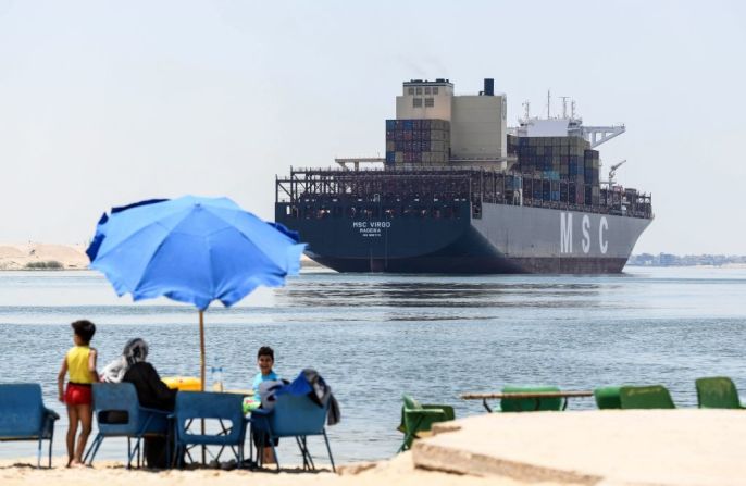 Un buque portacontenedores atravesando el Canal de Suez es visto desde la costa Ismailiya, Egipto, en mayo de 2021. El Canal de Suez, que fue noticia este año por el bloqueo que sufrió por un portacontenedores, es uno de los más grandes del mundo. Mira en esta galería otros de los canales de navegación que conectan al mundo.