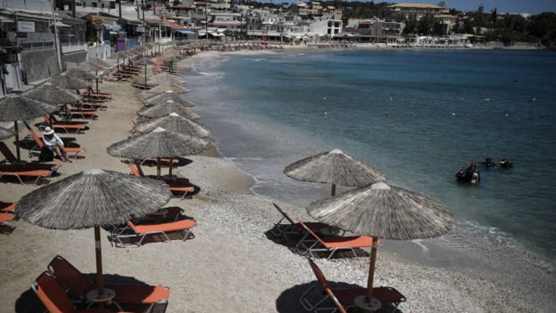 Sombrillas en una playa de Agia Pelagia, en la isla griega de Creta, listas para los turistas el 14 de mayo de 2021. Grecia ha suavizado las restricciones para algunos visitantes internacionales mientras se concretan las políticas para toda la UE.Crédito: LOUISA GOULIAMAKI/AFP/AFP vía Getty Images