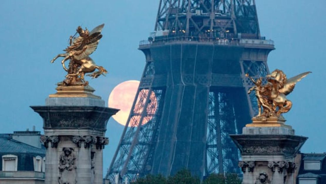 Una superluna al fondo de la Torre Eiffel en París el 27 de abril de 2021. Francia también ha suavizado las restricciones para algunos visitantes extranjeros.Crédito: Sam Tarling/Getty Images