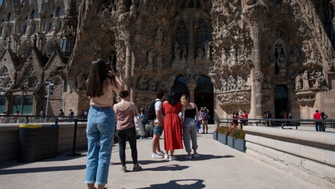 La gente visita la basílica de la Sagrada Familia en Barcelona el 29 de mayo de 2021. España tiene previsto ampliar la entrada a los viajeros vacunados en junio.Crédito: Josep Lago/AFP vía Getty Images