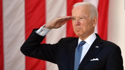 CNNE 1004837 - biden rinde homenaje a soldados que murieron en combate