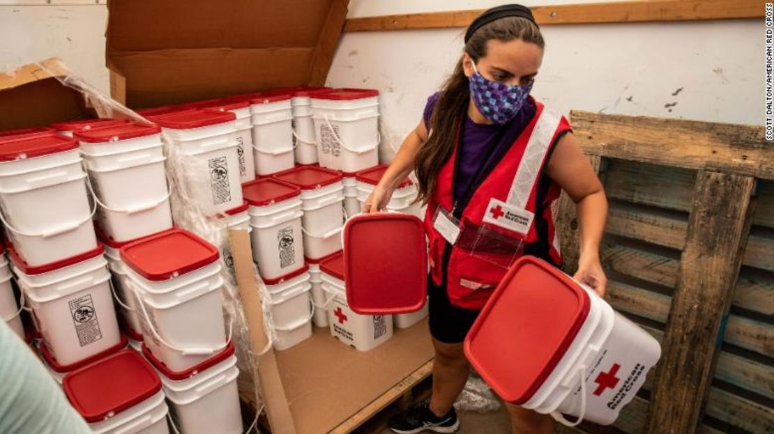 La voluntaria de la Cruz Roja Estadounidense Casey Garnett descarga kits de limpieza de emergencia después del huracán Laura, en Georgetown, Louisiana, el viernes 4 de septiembre de 2020.