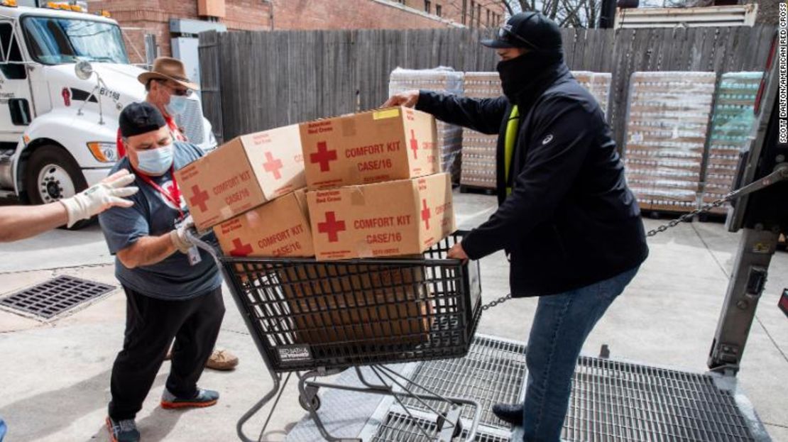 Voluntarios de la Cruz Roja Estadounidense ayudan a mover kits de confort en Houston, Texas, el domingo 21 de febrero de 2021.