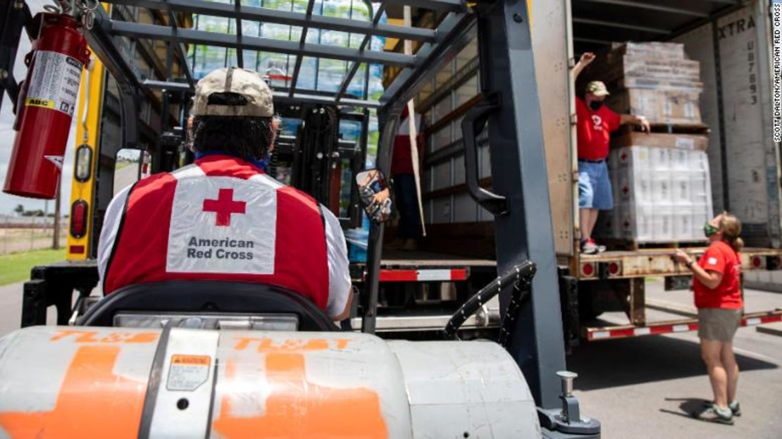 Voluntarios de la Cruz Roja Estadounidense descargan artículos en un almacén en Mercedes, Texas, el viernes 31 de julio de 2020.