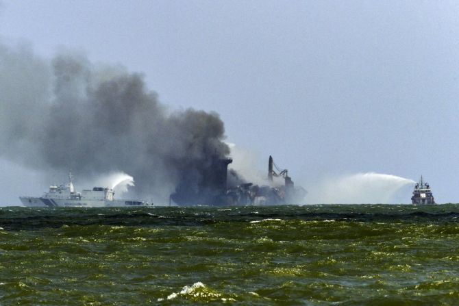 Tanto la Marina de Sri Lanka como los guardacostas de India intentan apagar el incendio y evitar que el barco se quiebre o se hunda. El X-Press Pearl transportaba 1.486 contenedores cuando se inició el incendio, 81 de los cuales contenían «mercancías peligrosas», incluidas 25 toneladas métricas de ácido nítrico.