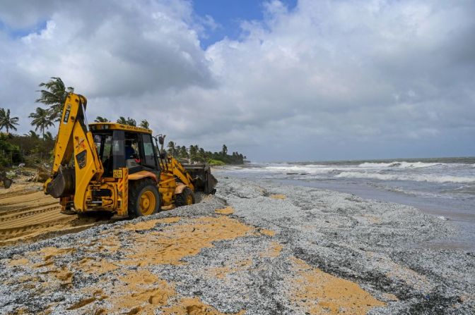Una excavadora retira desechos provenientes del X-Press Pearl. La Autoridad de Protección y Medio Ambiente Marino de Sri Lanka declaró que los residuos de plástico habían causado «el peor desastre medioambiental que hemos visto en nuestra vida».