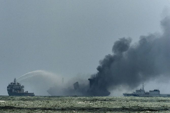 Buques de la marina de Sri Lanka intentan apagar las llamas que salen del X-Press Pearl, registrado en Singapur, el 29 de mayo de 2021. La nave se incendió el 20 de mayo cuando se encontraba a 9 kilómetros de la costa.